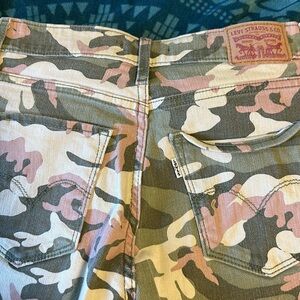 Levi camo pants